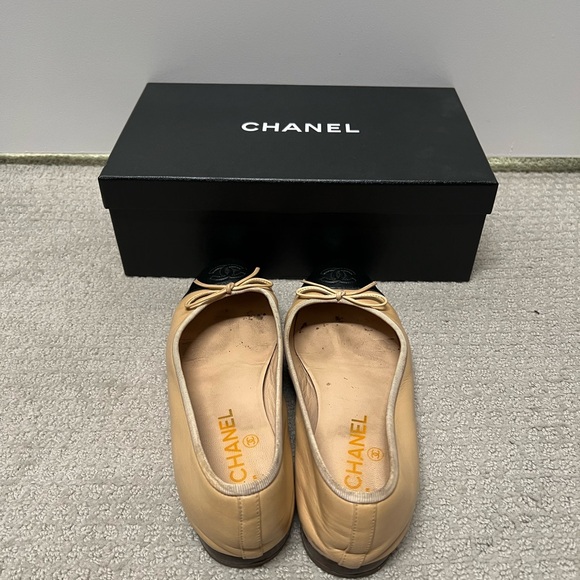 💯 AUTHENTIC Chanel Beige Camel Black Cap Toe Ballet Ballerina Flats 37.5 - Picture 4 of 6